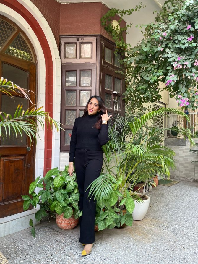 Black Solid Sweater (Free Size)