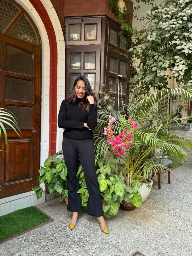 Black Fitted Ribbed Turtleneck (Free Size)